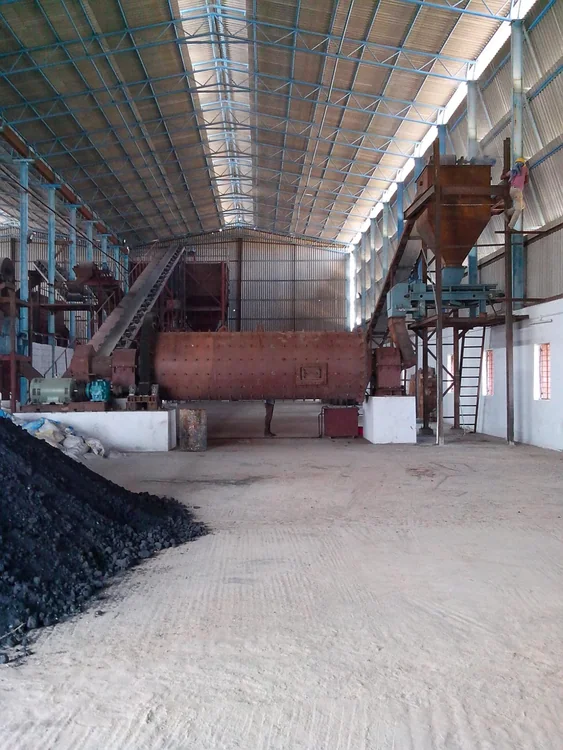 Inclined conveyors, a hopper and cylindrical equipment in the factory hall